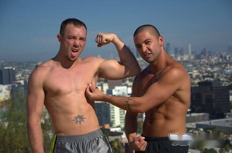 Die sexy Amerikaner Dominic Pacifico und Kirk Cummings haben einen guten Oralsex im Freien