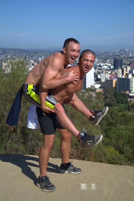 Die sexy Amerikaner Dominic Pacifico und Kirk Cummings haben einen guten Oralsex im Freien