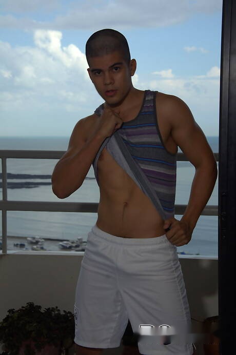 Der bullige Luigi Davila und der Hengst Ian Sol ziehen sich aus und zeigen ihren knackigen Hintern