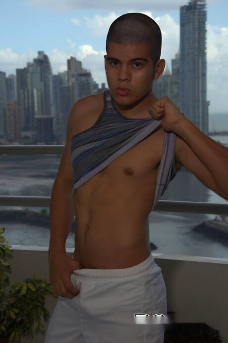 Beefy Luigi Davila and stud Ian Sol get naked and showing tight ass