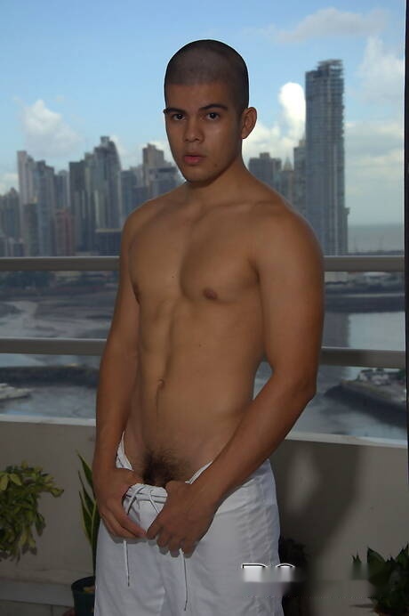 O musculoso Luigi Davila e o garanhão Ian Sol ficam nus e mostram a bunda apertada