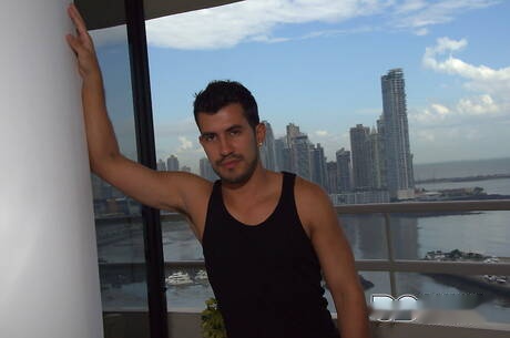 O musculoso Luigi Davila e o garanhão Ian Sol ficam nus e mostram a bunda apertada