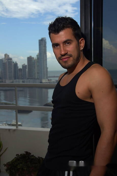 O musculoso Luigi Davila e o garanhão Ian Sol ficam nus e mostram a bunda apertada