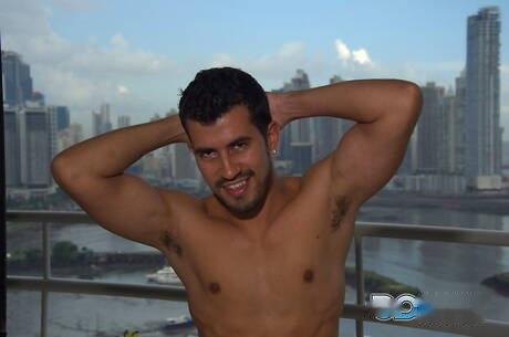 O musculoso Luigi Davila e o garanhão Ian Sol ficam nus e mostram a bunda apertada