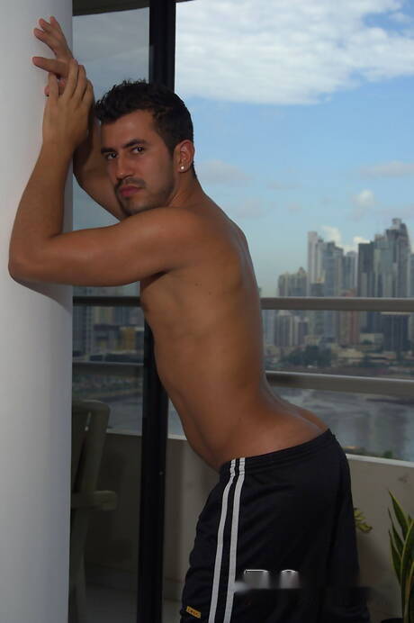 O musculoso Luigi Davila e o garanhão Ian Sol ficam nus e mostram a bunda apertada