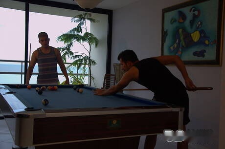 O musculoso Luigi Davila e o garanhão Ian Sol ficam nus e mostram a bunda apertada