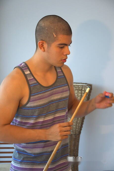 O musculoso Luigi Davila e o garanhão Ian Sol ficam nus e mostram a bunda apertada