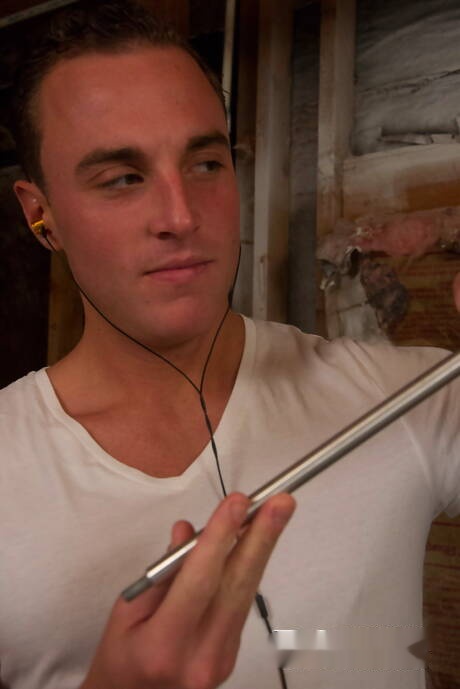 Der amerikanische Bodybuilder Jacob Durham wichst mit einem Sexspielzeug