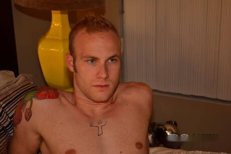 Gespierde Cal Parker wordt naakt en laat strakke billen zien