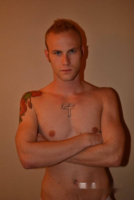 Gespierde Cal Parker wordt naakt en laat strakke billen zien
