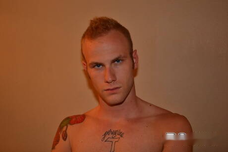 Gespierde Cal Parker wordt naakt en laat strakke billen zien