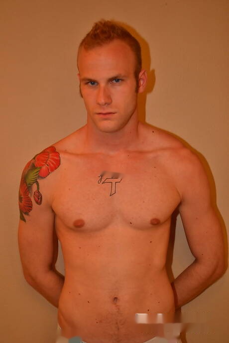 Gespierde Cal Parker wordt naakt en laat strakke billen zien