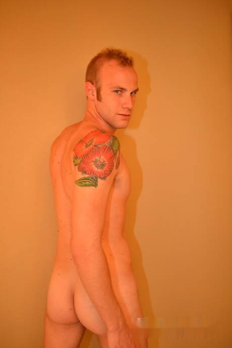 Gespierde Cal Parker wordt naakt en laat strakke billen zien