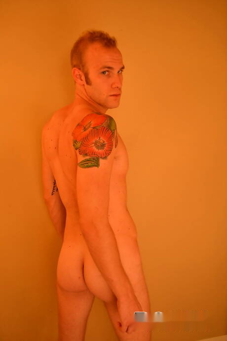 Gespierde Cal Parker wordt naakt en laat strakke billen zien