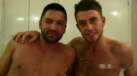 Il bel pezzo grosso latino Dominic Pacifico fa un bel sesso a tre