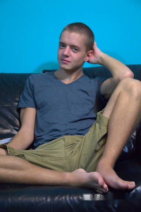 Der gut gebaute Amerikaner Ian Levine spielt mit Sexspielzeug