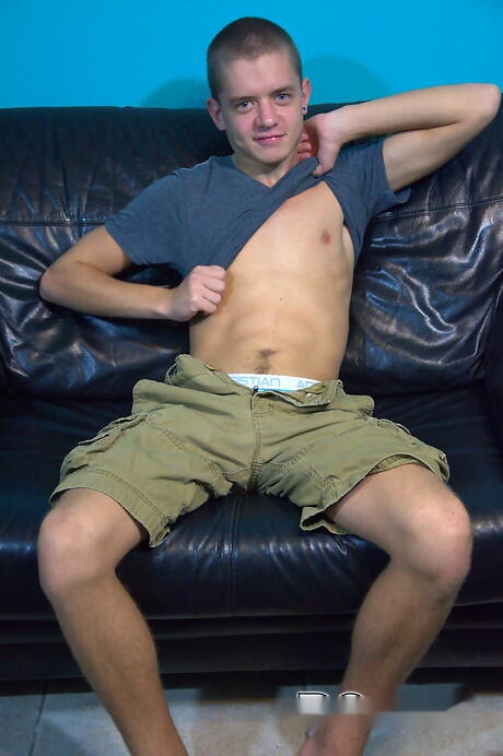 Der gut gebaute Amerikaner Ian Levine spielt mit Sexspielzeug