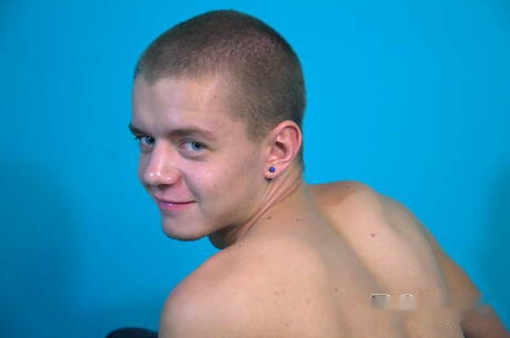 Der gut gebaute Amerikaner Ian Levine spielt mit Sexspielzeug