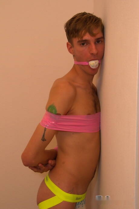 American beefy Dominic Pacifico and hot twink Derreck Lynch likes to be roped