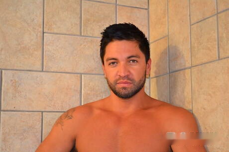 Muscular Taylor Love and latin beefcake Dominic Pacifico have a good oral sex in bath