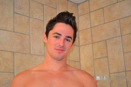 Muscular Taylor Love and latin beefcake Dominic Pacifico have a good oral sex in bath