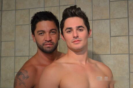 Muscular Taylor Love and latin beefcake Dominic Pacifico have a good oral sex in bath