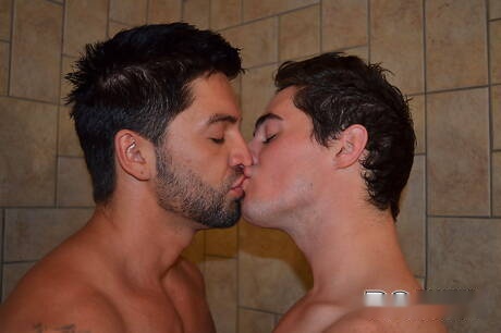 Muscular Taylor Love and latin beefcake Dominic Pacifico have a good oral sex in bath