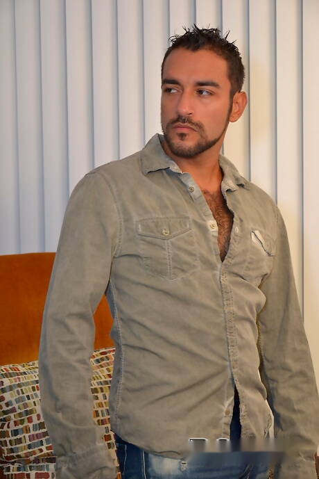 El latino nicko morales posando desnudo