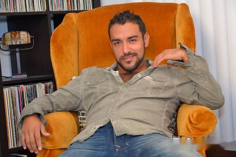 El latino nicko morales posando desnudo