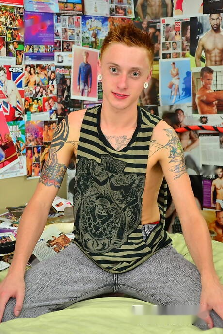 Twink Xander Woods wichst mit Spielzeug
