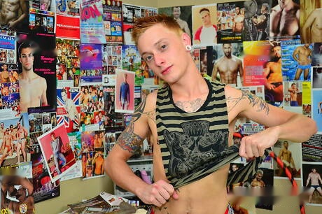Twink Xander Woods wichst mit Spielzeug
