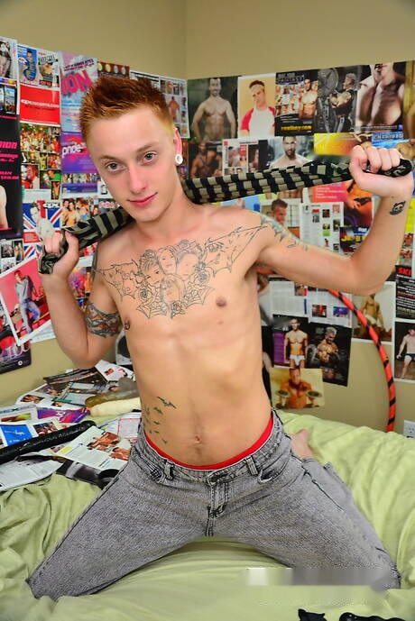 Twink Xander Woods wichst mit Spielzeug