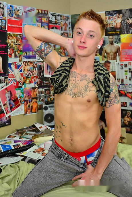 Twink Xander Woods wichst mit Spielzeug