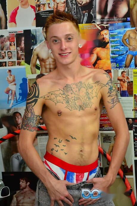 Twink Xander Woods wichst mit Spielzeug