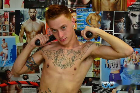 Twink Xander Woods wichst mit Spielzeug