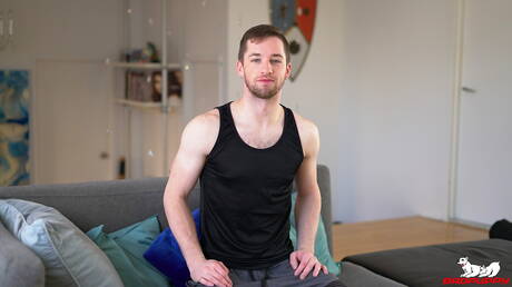 캐나다 슈퍼스타 마누엘 스카이와 캐나다 허스키 남자 타일 녹스가 수컷을 빨고 난 뒤 엉덩이를 삽입하는 장면