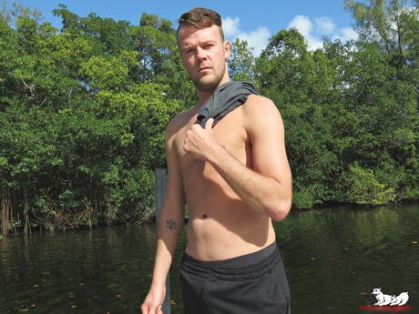 섹시한 남자 오스틴 프린스와 건장한 남자 오스틴 그랜트가 야외에서 뜨거운 엉덩이를 부딪히는 장면