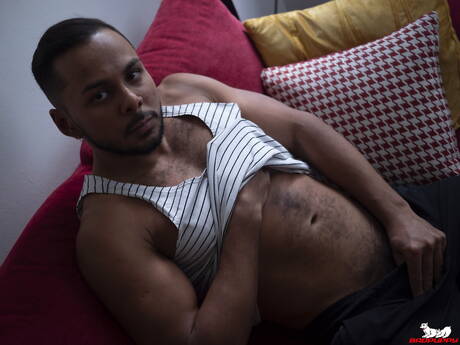 Der starke Lateinamerikaner Enzo Rodriquez masturbiert