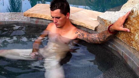 Der Amerikaner Chance Hart wichst seinen Schwanz am Pool