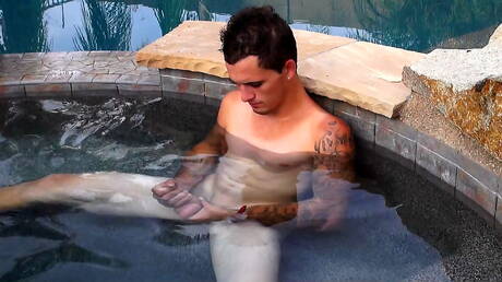 Der Amerikaner Chance Hart wichst seinen Schwanz am Pool