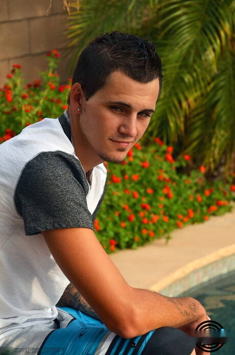 Der Amerikaner Chance Hart wichst seinen Schwanz am Pool