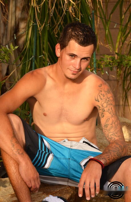 Der Amerikaner Chance Hart wichst seinen Schwanz am Pool