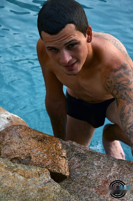 Der Amerikaner Chance Hart wichst seinen Schwanz am Pool
