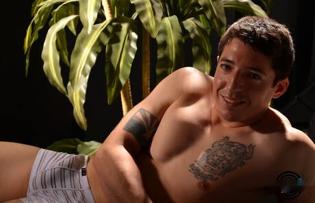 スーパースタッドのボビー・クレストが屋外でオナニー