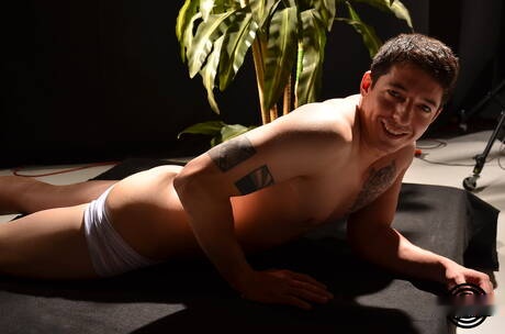 スーパースタッドのボビー・クレストが屋外でオナニー