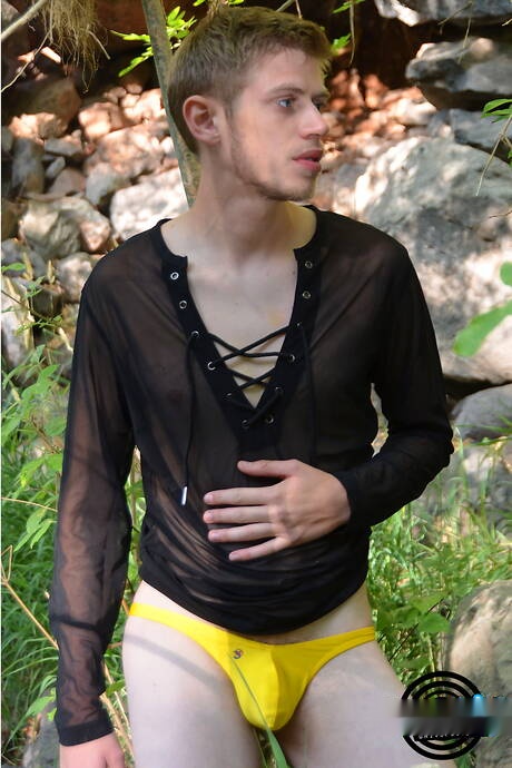 American stars young Jordan Beatz and young dude Oliver Dean posing nude and showing hot butt outside