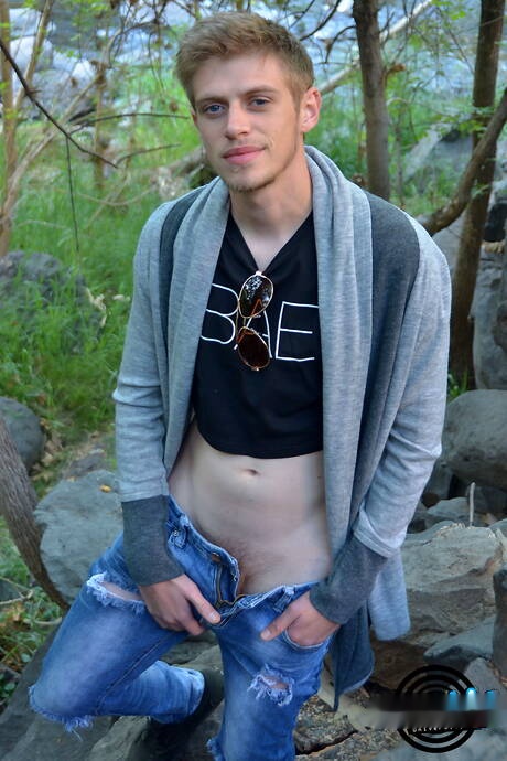 American stars young Jordan Beatz and young dude Oliver Dean posing nude and showing hot butt outside