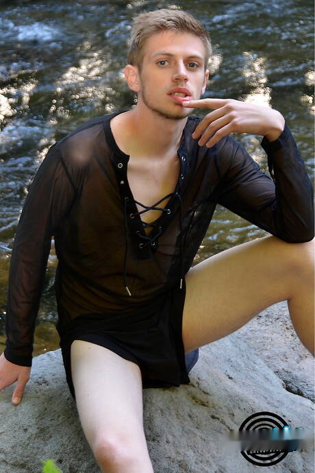 American stars young Jordan Beatz and young dude Oliver Dean posing nude and showing hot butt outside