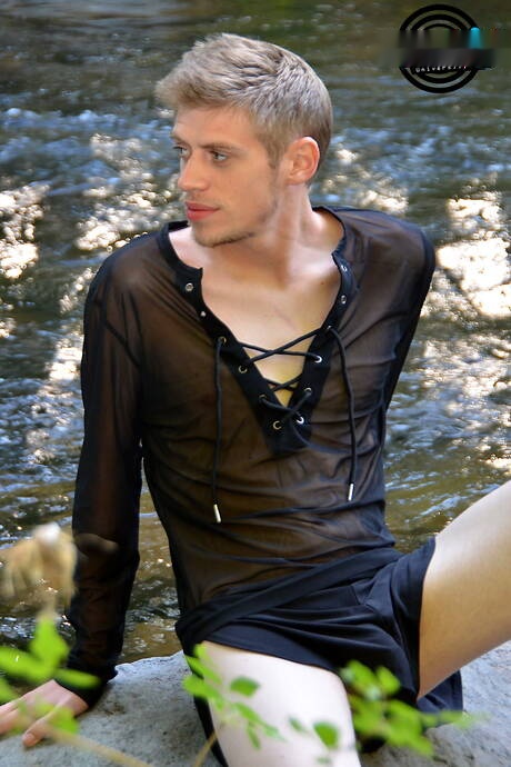 American stars young Jordan Beatz and young dude Oliver Dean posing nude and showing hot butt outside