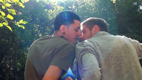 Latijns-Amerikaanse knappe jongen Jordan Beatz neukt kont na het zuigen in een hete douche